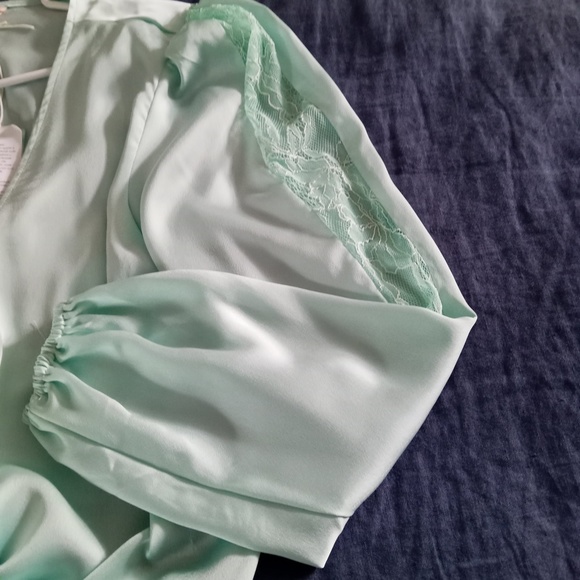GUESS NWT Lace Silky Tie Waist Top  Peasant Sleeves Bow Tie Deep V Soft Green XS - Picture 6 of 8